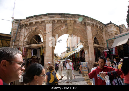 Lokalen Verkauf Postkarten für Touristen bei der Muristan-Bogen in Jerusalem Stockfoto