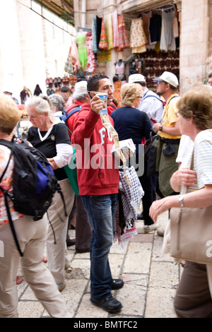 Lokalen Verkauf Postkarten für Touristen bei der Muristan-Bogen in Jerusalem Stockfoto