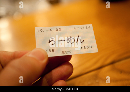 Ein Ticket mit dem "Ramen" in japanische Hiragana-Alphabet liest, verwendet um Ramen-Nudeln im Inneren ein Ramen-Nudel-Restaurant zu kaufen. Stockfoto