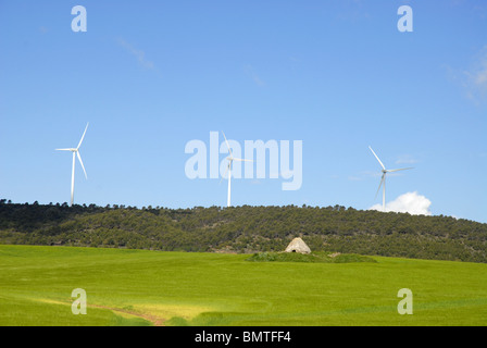 Blick über Weizenfelder, Windkraftwerke auf dem Horizont, in der Nähe von Cuenca Provinz, Huete, Kastilien-La Mancha, Spanien Stockfoto