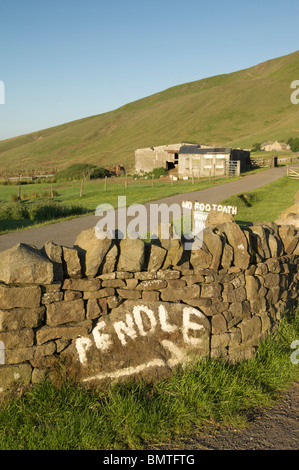 Hand gemalte Zeichen auf Trockenmauer auf Pendle Hill, Lancashire, Großbritannien Stockfoto