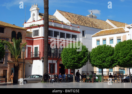 Ältere spanische Männer sitzen auf den Bänken in der Plaza de San Fernando, Carmona, Provinz Sevilla, Andalusien, Südspanien, Westeuropa Stockfoto