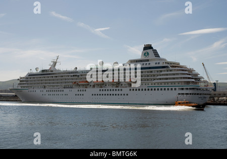 Das Kreuzfahrtschiff "Crystal Symphony" vor Anker in Belfast. Stockfoto