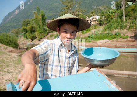 Ein Bild seines Bootes mit blauer Farbe in Nordlaos Lao-Mann Stockfoto