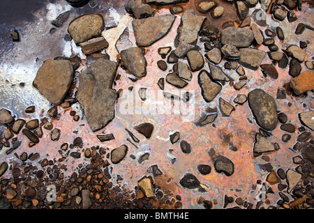 Öl auf dem Wasser bilden bunte Muster Stockfoto