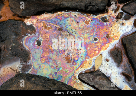 Öl auf dem Wasser bilden bunte Muster Stockfoto