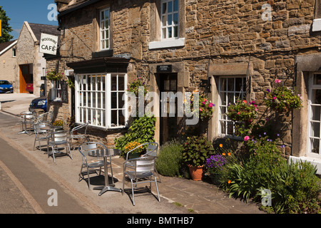 Großbritannien, England, Derbyshire, Peak District, Hope Village, Tische auf dem Bürgersteig vor Woodbine Cafe Stockfoto