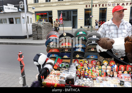 Checkpoint Charlie Souvenir Stall Berlin Deutschland Deutschland Europa Stockfoto