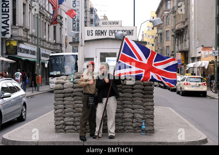 Checkpoint Charlie Berlin-Touristen posieren mit Soldaten und Flagge Deutschland Deutschland Europa Stockfoto