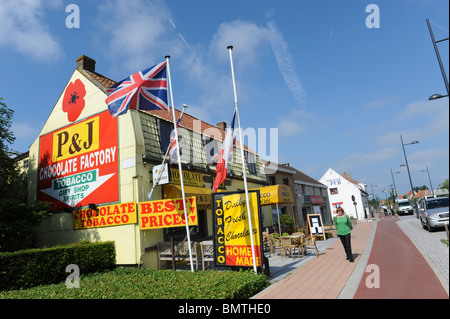 Adinkerke ist eine Kleinstadt im westlichen Belgien wo britische und französische Leute gehen zu billigen Tabak, Zigaretten und Zigarren kaufen Stockfoto