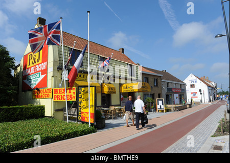 Adinkerke ist eine Kleinstadt im westlichen Belgien wo britische und französische Leute gehen zu billigen Tabak, Zigaretten und Zigarren kaufen Stockfoto