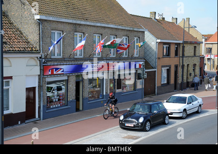 Adinkerke ist eine Kleinstadt im westlichen Belgien wo britische und französische Leute gehen zu billigen Tabak, Zigaretten und Zigarren kaufen Stockfoto