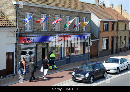 Adinkerke ist eine Kleinstadt im westlichen Belgien wo britische und französische Leute gehen zu billigen Tabak, Zigaretten und Zigarren kaufen Stockfoto