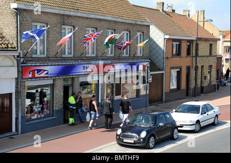 Adinkerke ist eine Kleinstadt im westlichen Belgien wo britische und französische Leute gehen zu billigen Tabak, Zigaretten und Zigarren kaufen Stockfoto