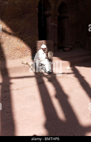 Pilger am Yemrehana Krestos Kirche, Lalibela, Äthiopien. Stockfoto