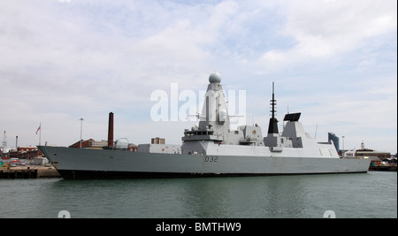 HMS Daring (D32) ist das erste der neuen Art 45 Zerstörer für die Royal Navy. Abgebildet in Portsmouth Harbour. Stockfoto