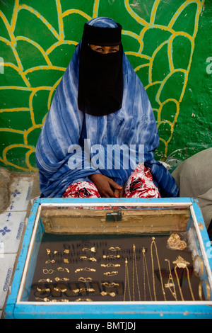 Verkauf von Gold in Hargeisa Markt, Somaliland Frau Stockfoto
