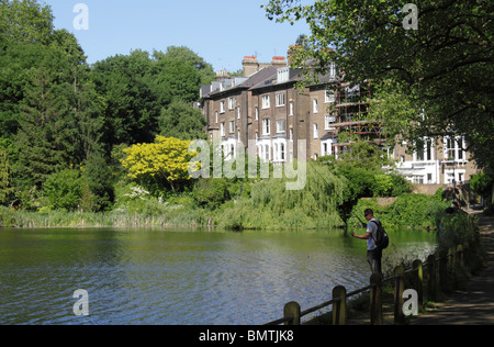 Mann Angeln Highgate Teiche London Hampstead Heath Stockfoto