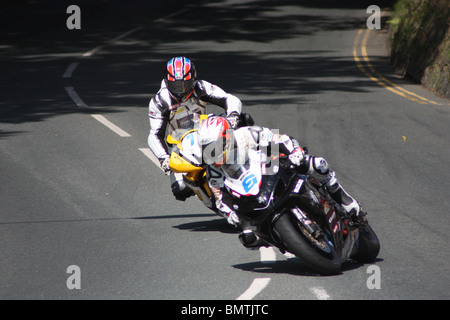 Cameron Donald kämpfen für Position auf der Strecke Runde Quarterbridge, in der Isle Of Man TT Supersport 2 Rennen am 10. Juni 2010 Stockfoto