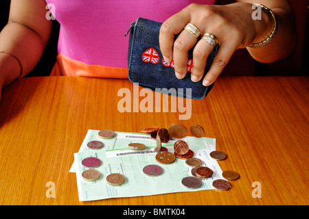junge Frau leeren Beutel mit Münzen bezahlen Ärzte Rezepte Stockfoto