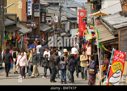 Matsubara-dori - die Haupteinkaufsstraße, die nach Kiyomizu Dera, Kyoto, Japan JP führt Stockfoto