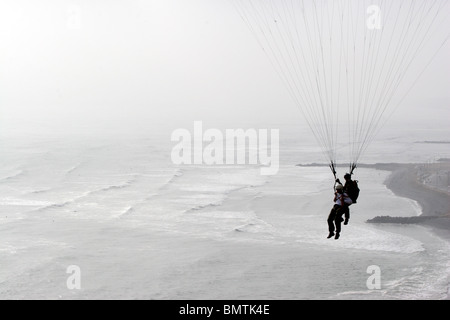 Paragliding vom Miraflores, Lima, Peru, Südamerika. Stockfoto