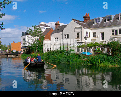 Der Fluss Stour in Canterbury, Kent, mit Ruderboot-Tour und der Website von The Old Mill Äbte, Nr St Radigunds. Stockfoto