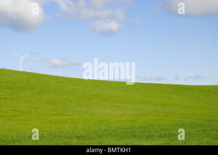 Blick über Weizenfelder, einzelne Aerogenerator am Horizont, in der Nähe von Cuenca Provinz, Huete, Kastilien-La Mancha, Spanien Stockfoto