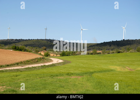 Blick über Weizenfelder, Windkraftwerke auf dem Horizont, in der Nähe von Cuenca Provinz, Huete, Kastilien-La Mancha, Spanien Stockfoto