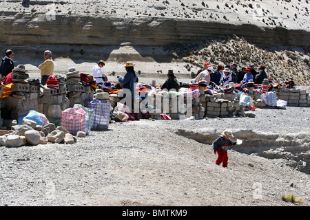 Ein kleiner Marktplatz, auf dem Weg zum Colca Canyon in der Nähe von Arequipa, Peru, Südamerika. Stockfoto