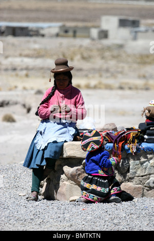 Ein kleiner Marktplatz, auf dem Weg zum Colca Canyon in der Nähe von Arequipa, Peru, Südamerika. Stockfoto