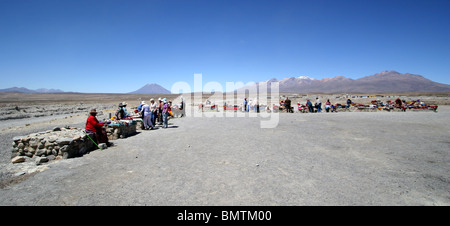 Einen kleinen Marktplatz mit El Misti Vulkan im Hintergrund, auf dem Weg zum Colca Canyon in der Nähe von Arequipa, Peru, Südamerika. Stockfoto