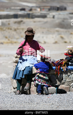 Ein kleiner Marktplatz, auf dem Weg zum Colca Canyon in der Nähe von Arequipa, Peru, Südamerika. Stockfoto