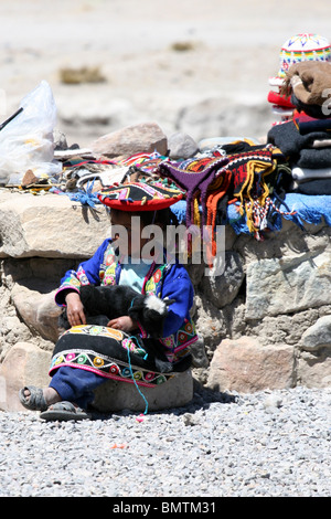 Ein kleiner Marktplatz, auf dem Weg zum Colca Canyon in der Nähe von Arequipa, Peru, Südamerika. Stockfoto