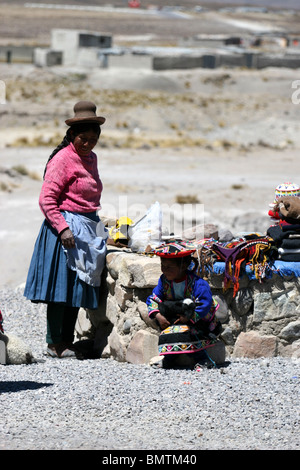 Ein kleiner Marktplatz, auf dem Weg zum Colca Canyon in der Nähe von Arequipa, Peru, Südamerika. Stockfoto