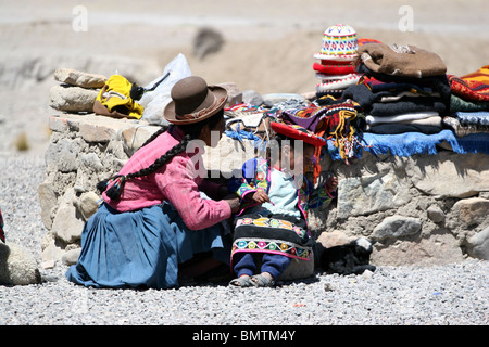 Ein kleiner Marktplatz, auf dem Weg zum Colca Canyon in der Nähe von Arequipa, Peru, Südamerika. Stockfoto