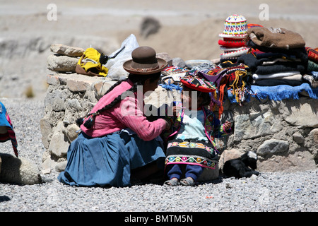 Ein kleiner Marktplatz, auf dem Weg zum Colca Canyon in der Nähe von Arequipa, Peru, Südamerika. Stockfoto