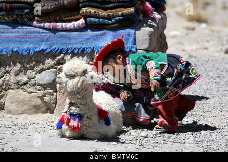 Ein kleiner Marktplatz, auf dem Weg zum Colca Canyon in der Nähe von Arequipa, Peru, Südamerika. Stockfoto