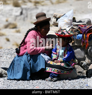 Ein kleiner Marktplatz, auf dem Weg zum Colca Canyon in der Nähe von Arequipa, Peru, Südamerika. Stockfoto