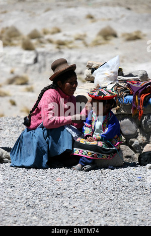 Ein kleiner Marktplatz, auf dem Weg zum Colca Canyon in der Nähe von Arequipa, Peru, Südamerika. Stockfoto