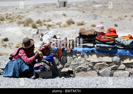 Ein kleiner Marktplatz, auf dem Weg zum Colca Canyon in der Nähe von Arequipa, Peru, Südamerika. Stockfoto