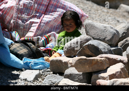 Ein kleiner Marktplatz, auf dem Weg zum Colca Canyon in der Nähe von Arequipa, Peru, Südamerika. Stockfoto