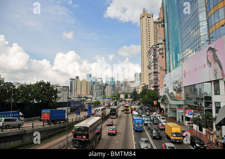 Verkehr-Engpass, vorbei an Wolkenkratzer Hotels und Werbung entlang beschäftigt Gloucester Road, Causeway Bay, Hong Kong Stockfoto