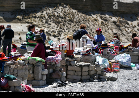 Ein kleiner Marktplatz, auf dem Weg zum Colca Canyon in der Nähe von Arequipa, Peru, Südamerika. Stockfoto