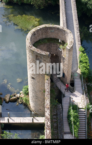 mittelalterlicher Turm restauriert Schritte Bogenschützen Schlitze Fluss Stockfoto