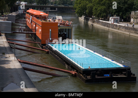 Ein schwimmendes Schwimmbad im Fluss Donau Wien, Österreich Stockfoto