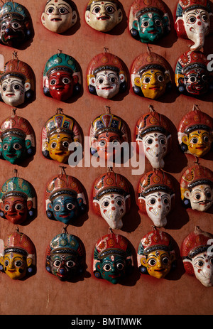 Masken der tantrischen Götter im Shop in der UNESCO-Welterbe-Stadt von Bhaktapur - Kathmandu-Tal, Nepal. Stockfoto