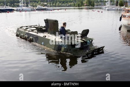 Finnische militärische sechsrädrigen gepanzerten Mannschaftswagen Stockfoto