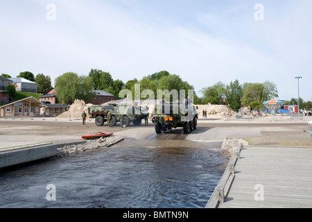 Finnische militärische sechsrädrigen gepanzerten Mannschaftswagen Stockfoto