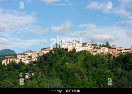 Weiten Himmel über dem historischen Hilltown OfAmandola in Le Marche, Italien Stockfoto